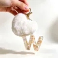 Flauschiger Herz Plüsch-Pompon Harz Muschel Buchstabe W Schlüsselanhänger und Taschenanhänger. - Buchstabe W / Beige
