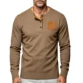 Camiseta Henley de manga larga para hombre de punto acanalado con bolsillo de pana. - Marrón