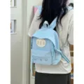 Zaino in tela in stile coreano da donna, azzurro casual con una graziosa toppa con orsetto. - Taglia S / Blu