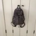 Zaino grigio scuro a pois, borsa scolastica casual per studenti, zainetto da viaggio leggero. - Grigio