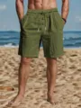 Vista de detalle de pantalones cortos de playa de lino casual para hombre en verde oliva con cordón. - Verde Militar