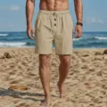 Detailansicht von Herren lässigen Leinen-Strandshorts mit Kordelzug und Knöpfen am Meer. - S / Unterteile / Khaki