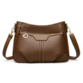 Bruine schoudertas van zacht leer voor dames, elegante crossbody tas met mooie metalen bedel. - Bruin
