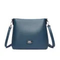 Stijlvolle dames crossbody schoudertas van leer met metalen logo, ideaal voor dagelijks gebruik. - Blauw