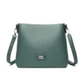 Dunklegrüne Leder Damen Schultertasche, lässige Umhängetasche mit Metall Logo Detail. - Grün