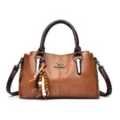 Bruine vintage dames handtas, PU lederen schoudertas met kralen hanger en handgrepen. - Bruin