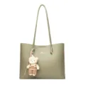 Stijlvolle lichtgroene shopper tas voor dames met een leuke berenhanger en ruime inhoud. - Groen