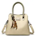 Beige PU lederen handtas met gevlochten handvat en kralenhanger, stijlvolle dameshandtas. - Wit