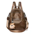 Stijlvolle bruine PU lederen convertible damesrugzak met pluche hanger en handige zakken. - Khaki