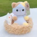 Simpatico gatto tricolore di peluche in culla con cuscino, morbido animale regalo da scrivania. - Calico Cat / 17cm