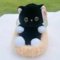 Simpatico gatto nero e peluche bianco seduto in una culla morbida, regalo perfetto per ragazze. - gatto nero / 17cm