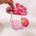 Simpatico portachiavi in peluche pecora rosa con design a fragola, ciondolo soffice. - Serie Pecora Fragola