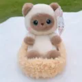 Simpatico peluche di gatto siamese con grandi occhi lucidi in un cestino morbido. - Gatto Siamese / 17cm