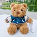 Simpatico orsacchiotto di peluche marrone con giacca da baseball blu e bianca, morbido peluche regalo. - Uniforme da Baseball Blu Pavone