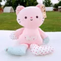 Grazioso gatto di peluche rosa con arti patchwork floreali, morbido cuscino rilassante per bimbi. - Rosa