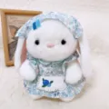 Coniglio di peluche bianco in stile country con abito floreale blu e grembiule. - 20cm / Blueberry