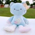 Gatto di peluche blu con patchwork floreale, simpatico giocattolo lenitivo per bambini. - Blu