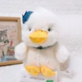 Morbida papera di peluche bianca con cappello e sciarpa blu, perfetto regalo di compleanno. - In Piedi Fortuna di Mirtillo / 27cm / bianco-blu