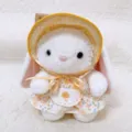 Coniglietto di peluche bianco stile pastorale con cappello a quadri gialli e vestito floreale. - 20cm / Fungo