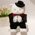 Orsacchiotto peluche bianco che indossa un elegante abito nero con papillon rosso e cappello. - Angelo Uomo Abito Nero / 40CM