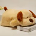 Morbido cuscino di peluche per cucciolo disteso, graziosa bambola di peluche per bambini e casa. - Silly Dogs