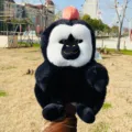Vista dettagliata del simpatico peluche di scimmia saki dalla faccia bianca, cuscino morbido. - Scimmia Saki Faccia Bianca - Stile Pesca / Altezza circa 25cm