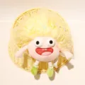 Bambola di peluche divertente e carina con capelli gialli e fermagli nel cestino vista principale - 35cm / Setole Gialle