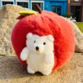 Morbido peluche di mela rossa con bambola bianca, cuscino accogliente ideale e regalo per bambini. - Grande (30x38cm) / Riccio con mela