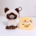 Portachiavi in peluche di gatto siamese carino con grazioso ciondolo costume giallo. - Gatto Siamese / 10cm con Portachiavi in Metallo