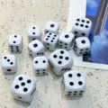 10mm 14mm dés en acrylique blancs points noirs accessoires bijoux DIY mini loisirs set - 10mm/14mm / Blanc