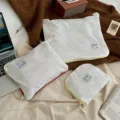 Detailansicht minimalistischer Reise-Aufbewahrungstaschen, wasserdichte Beutel mit Reißverschluss. - Dreiteiliges Set / Creme