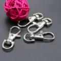 Detail opname van zinklegering draaibare snaphaak en metalen karabijnsluitingen voor tassen. - Aanpasbaar / Zilver