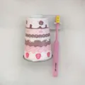 Gedetailleerd overzicht van creatieve taart thema rvs mondspoelbeker en tandenborstelhouder set. - 101-200ml / Set met Houder / Roze