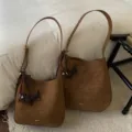 Retro braune Umhängetasche mit großer Kapazität und süßem Dackel-Anhänger für den Alltag. - L / Mit Anhänger / Karamellbraun