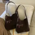 Braune Retro Schultertasche Beuteltasche mit süßem Dackel Anhänger und großem Fassungsvermögen. - L / Mit Anhänger / Braun