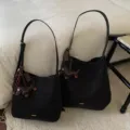 Schwarze Eimer Schultertasche mit Dackel Anhänger, Vintage große Kapazität Pendler Tasche chic - L / Mit Anhänger / Kaffee