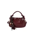 Weinrote gefaltete Damentasche, stylische Henkeltasche und lässige Umhängetasche für Damen. - Mit Anhänger / Rot
