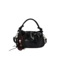 Modische schwarze Knitter-Lackleder Handtasche für Damen, schicke lässige Umhängetasche. - Mit Anhänger / Schwarz
