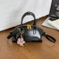 Schwarze Lackleder Handtasche Retro Umhängetasche lässige Pendler Tasche stilvoll neu - Mit Anhänger / Schwarz