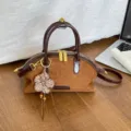 Braune Wildleder Handtasche Damen Vintage Umhaengetasche mit Strickblumen Anhaenger - Mit Anhänger / Braun