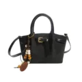 Modische schwarze Handtasche mit Krokomuster und elegantem Holzperlen-Anhänger für Damen. - Mit Anhänger / Schwarz