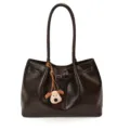Dunkelbraune Leder-Tasche für Damen mit niedlichem Plüschhund-Anhänger und Riemen. - Mit Hunde-Anhänger / Kaffee