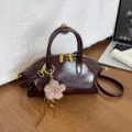 Retro dunkelbraune Handtasche mit geflochtenem Blumenanhänger, schicke Umhängetasche. - Mit Anhänger / Kaffee PU