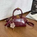 Retro bordeauxrote PU Leder Handtasche mit gehäkelter Blumenanhänger, schicke Damen Umhängetasche. - Mit Anhänger / Rot