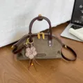 Sac bandoulière rétro en suédine avec charm fleur, élégant sac porté main pour femmes. - Vert