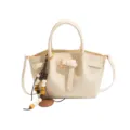 Beigefarbene Handtasche mit Krokomuster, stylische Umhaengetasche fuer Damen. - Mit Anhänger / Gebrochenes Weiß
