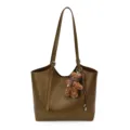 Elegante grüne Leder-Tragetasche für Damen mit Bären-Anhänger und langen Schulterriemen. - Mit Anhänger / Braun