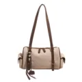 Beige Wildleder Boston Umhängetasche, stilvolle Bowling Achseltasche mit braunen Riemen. - Mit Anhänger / Milchtee Aprikose