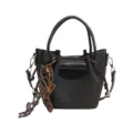 Trendige schwarze Damen Handtasche aus Leder, stilvolles Plissee-Design mit Anhängern. - Mit Anhänger / Schwarz