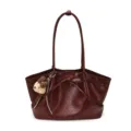 Minimalistische weinrote Vintage-Tasche, große Schultertasche für den täglichen Weg zur Arbeit. - Mit Anhänger / Burgunderrot